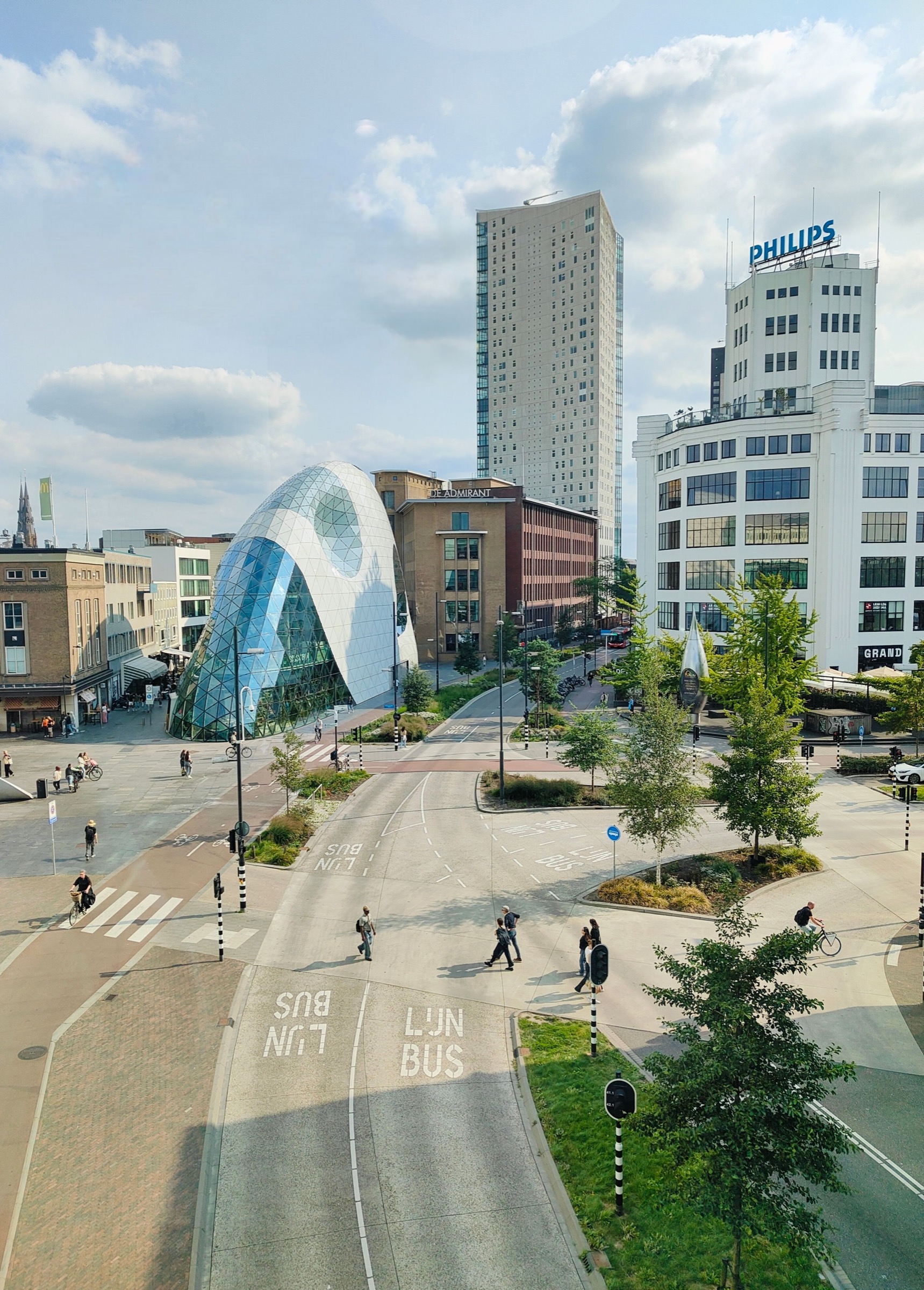 Uitzicht over het centrum van Eindhoven met de Blob, de Philipstoren en het busplein