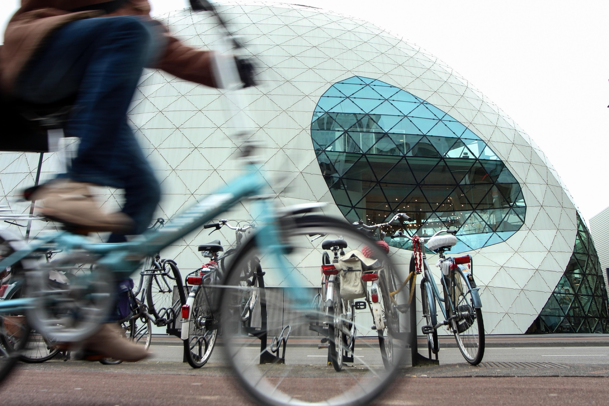 Fietsers rijden langs de Blob, het glazen gebouw in het centrum van Eindhoven